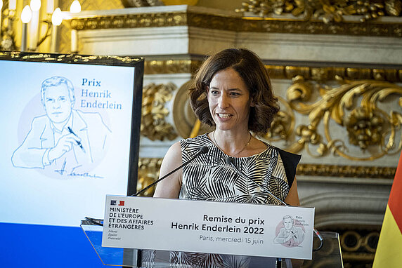 Cornelia Woll speaks at the award ceremony for the Henrik Enderlein Prize.